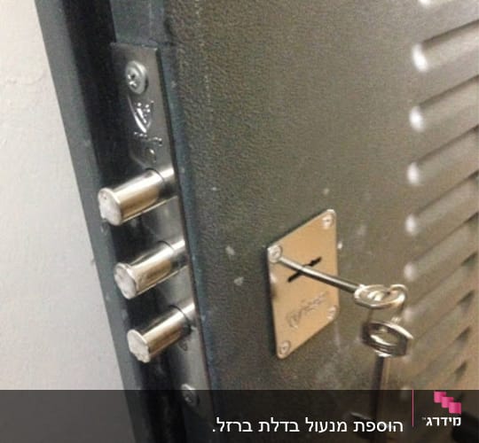 מנעול דלת עם מפתח תקוע בחור המנעול